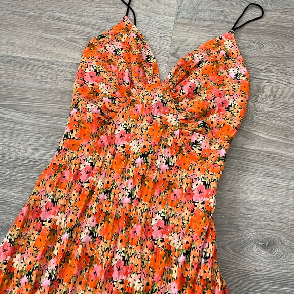 Finders Keepers Floral Plunge Dress - Picture 4 of 12